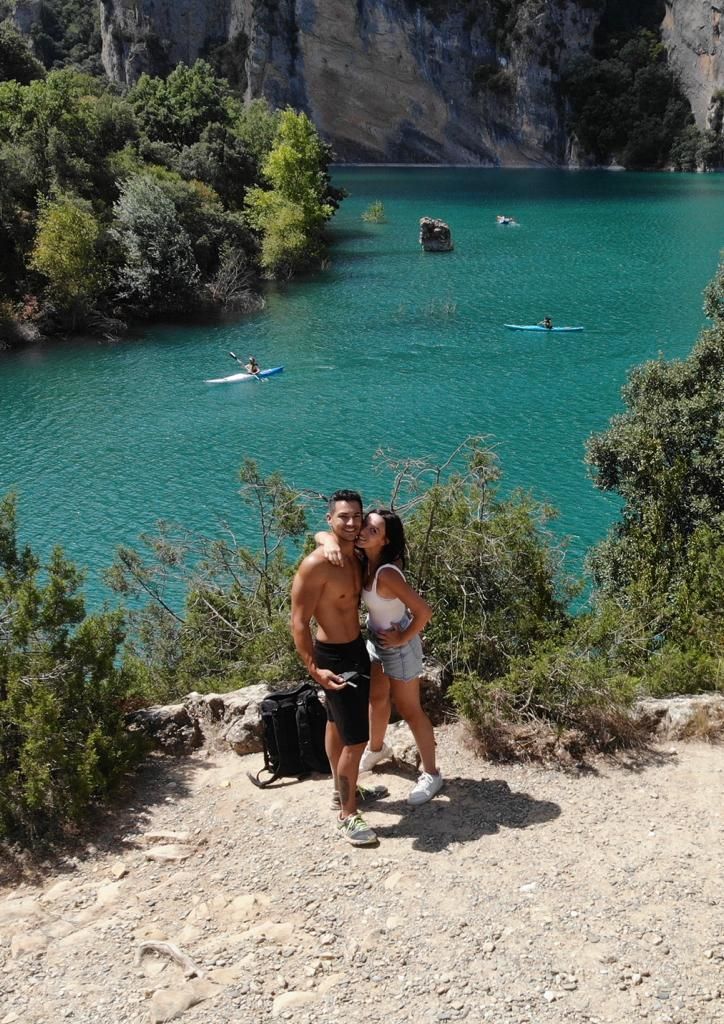 pareja cerca de un lago